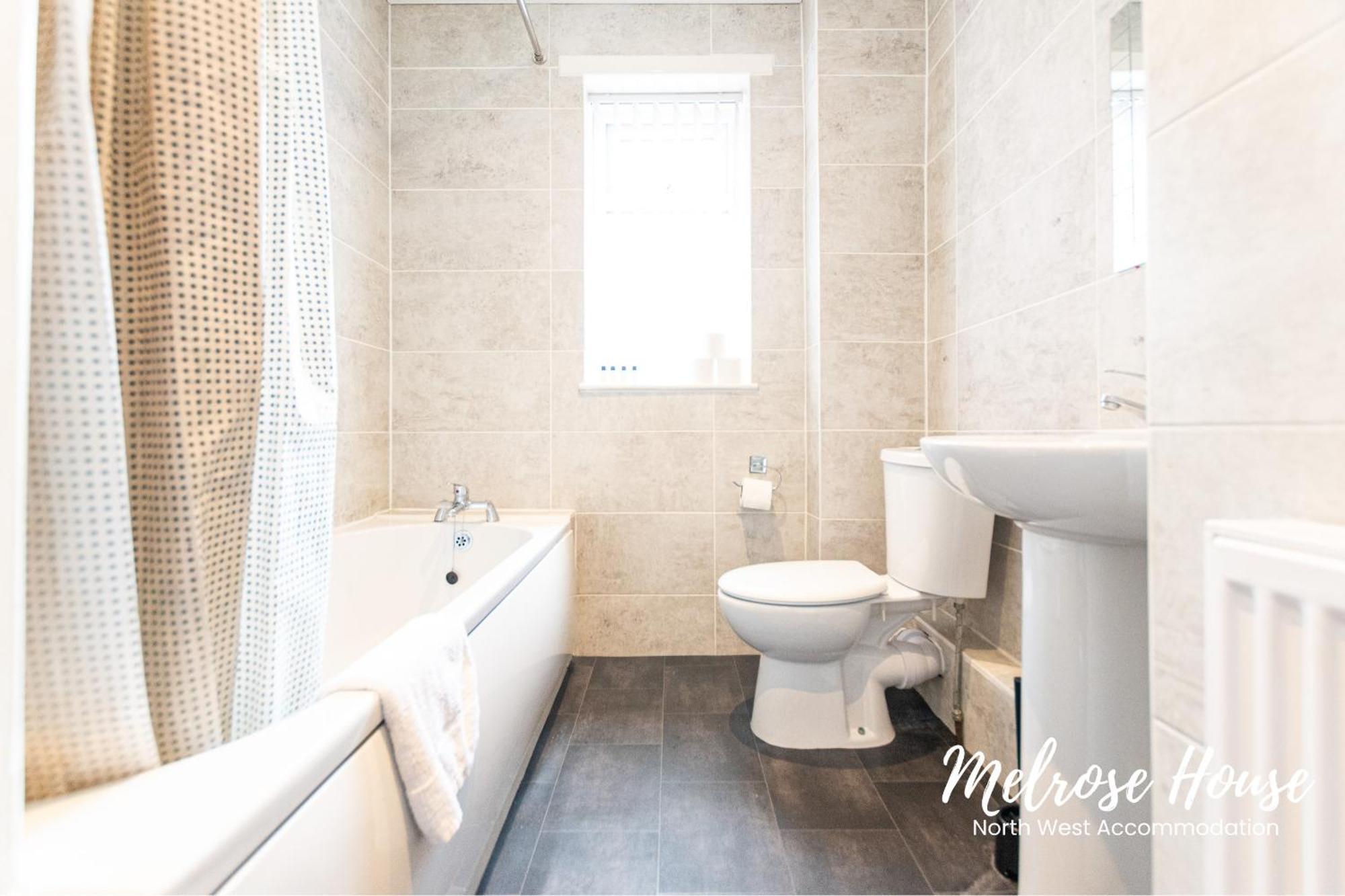 Perfect For Contractors & Families 2Br Home With Parking & Wifi Holiday home Manchester