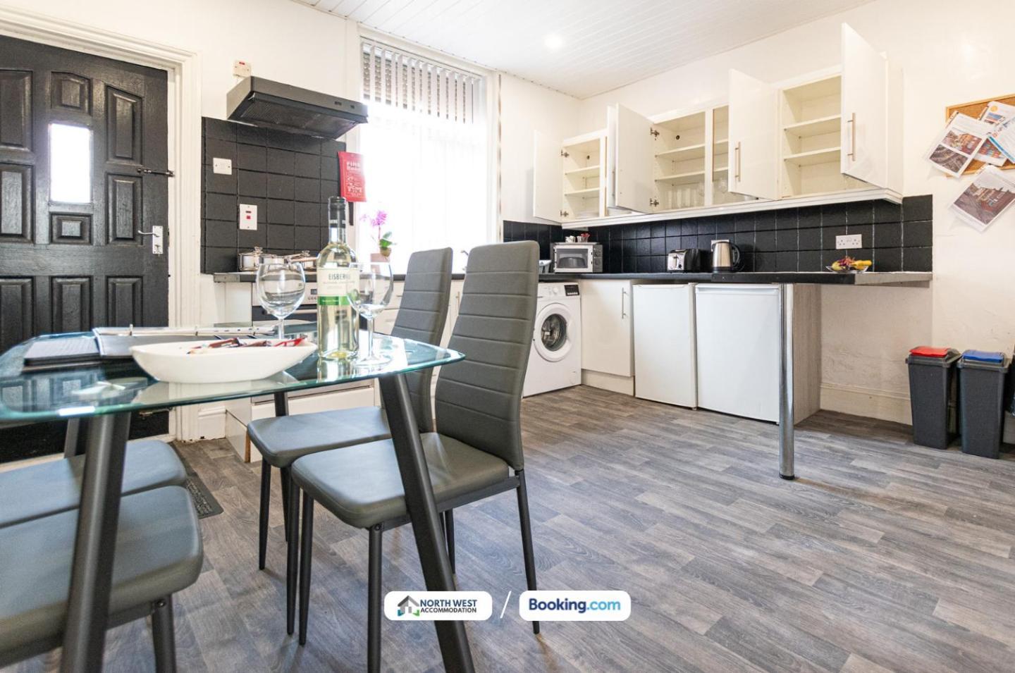 Contractor 2 Bed House With Free Parking & Wifi * Manchester