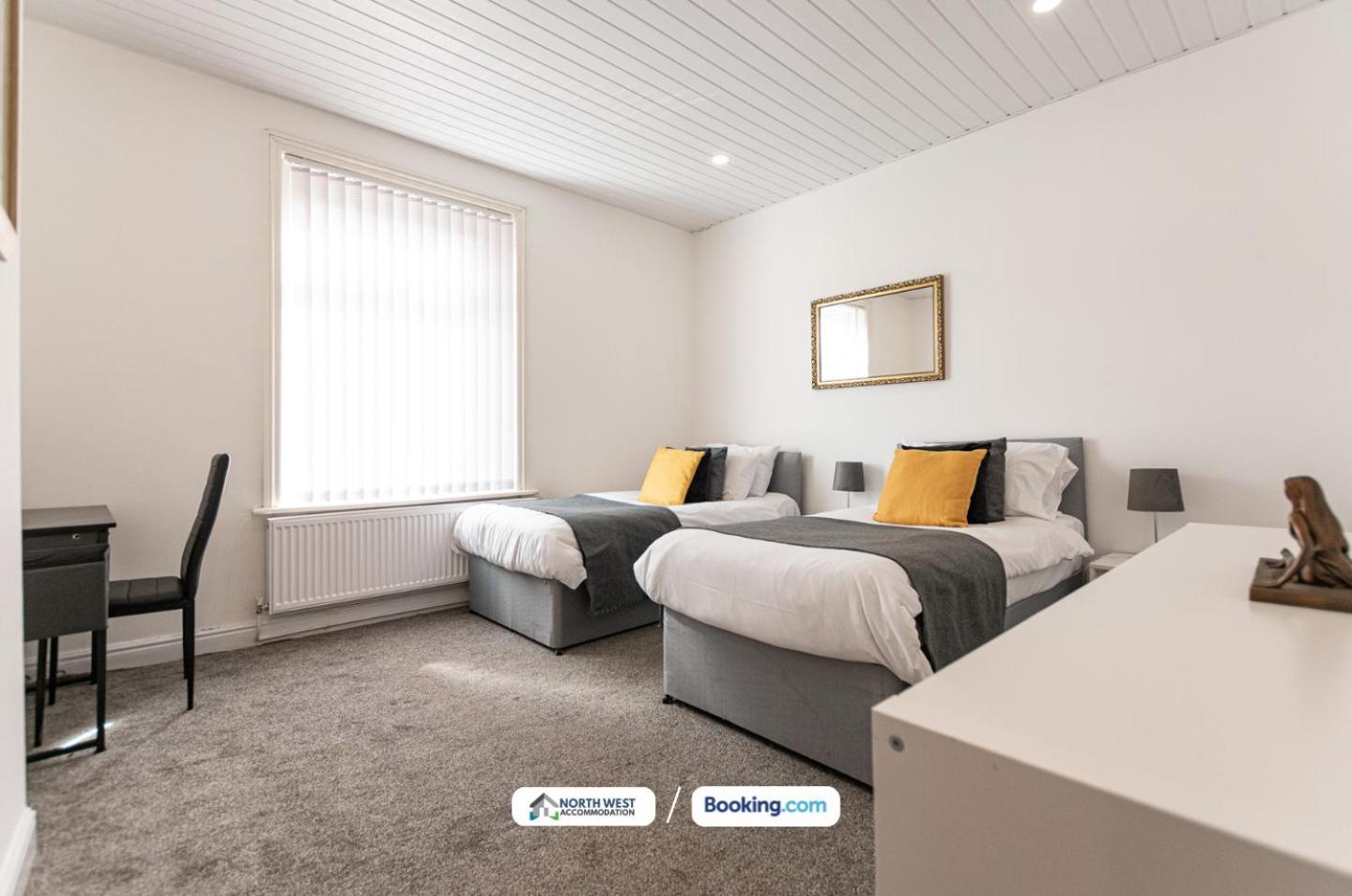 Contractor 2 Bed House With Free Parking & Wifi